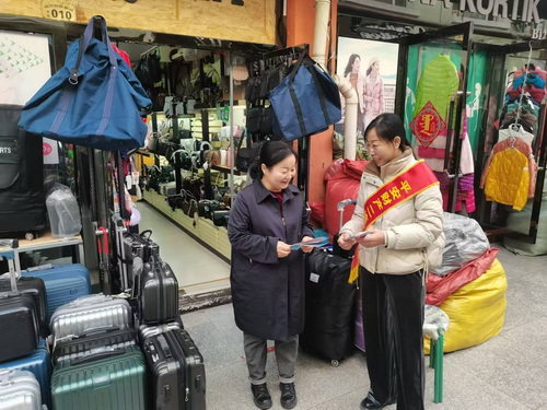 202412二连浩特走进义务小商品店开展反洗钱宣传.jpg